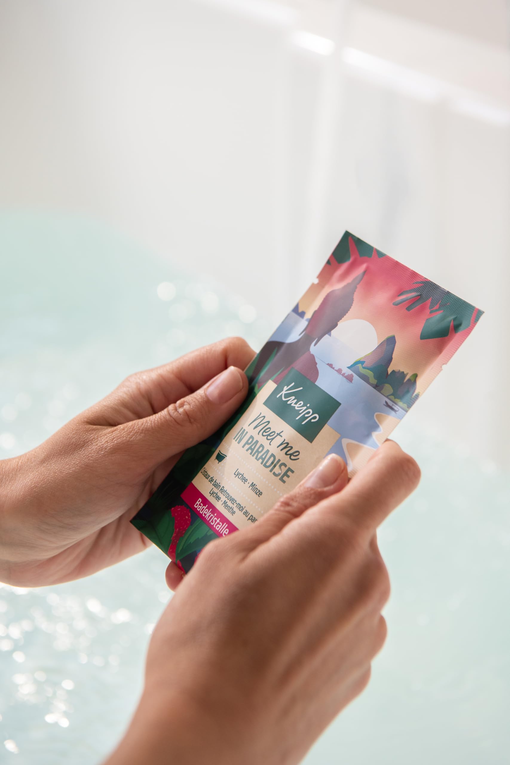 kneipp-meet-me-in-paradise-badekristalle-60-g-lychee-minze-farbbad image 3