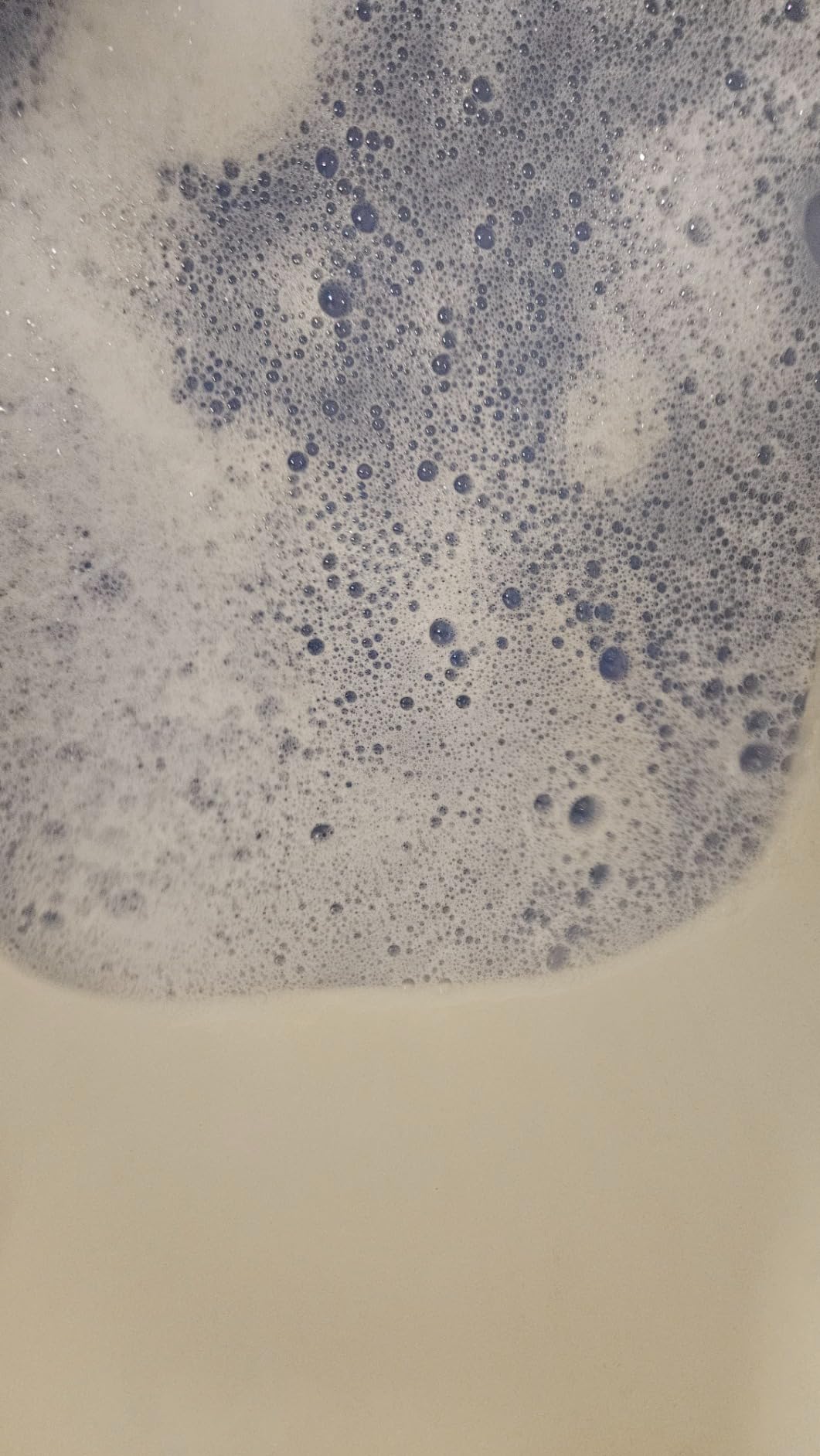Meine Tochter liebt das blaue Wasser